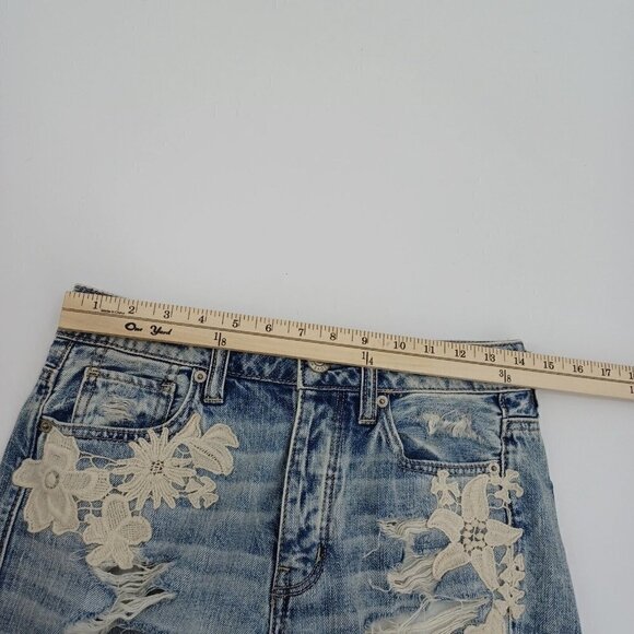 American Eagle Hi-Rise Tomgirl Embroidered Distressed Jean Medium Wash Women's 2 - Picture 10 of 12